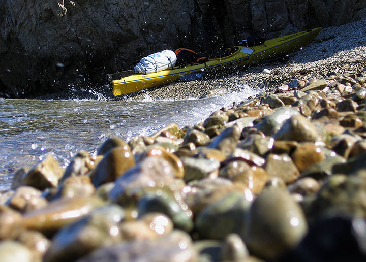 морской каяк уходит в тень (б.Спасения)