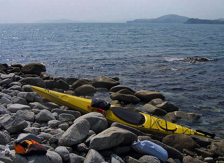 морской каяк на камнях острова Б.Гаккель